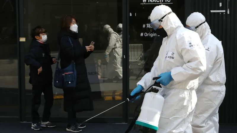 ماذا يعني تصنيف كورونا «وباءً عالميًا»؟ الأطباء يجيبون