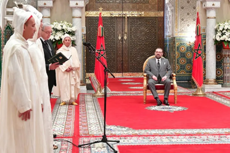 «تقبيل اليد والكتف»..كورونا يدفع العاهل المغربي لتغيير البروتوكول الملكي «فيديو»