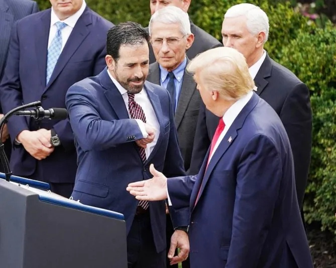 كورونا تضع ترامب في موقف محرج (فيديو)