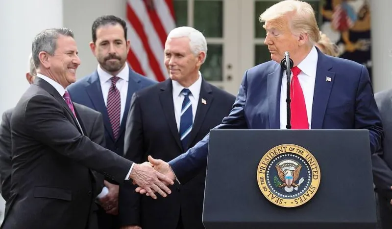 كورونا تضع ترامب في موقف محرج (فيديو)