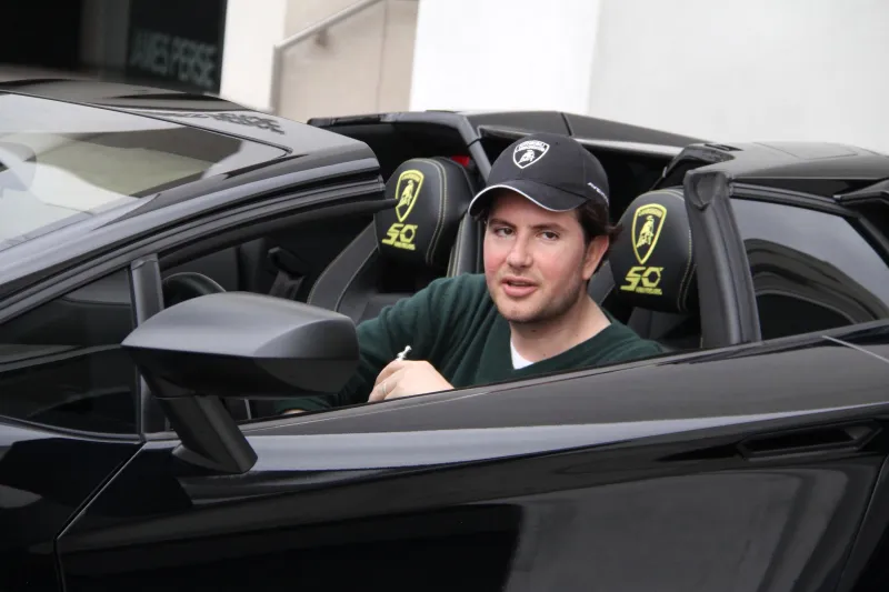 كيف تحول ملياردير من أثرياء العالم إلى مشرد بلا مأوي؟