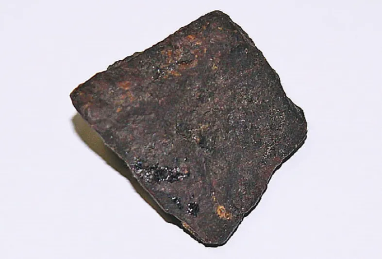 العثور على حجر غريب يشبه الصخور النيزكية بجدة 