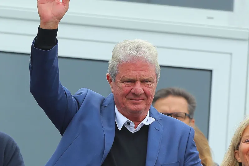 ملياردير يتعهد بإهداء مصل كورونا للعالم 