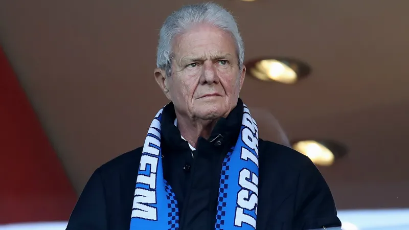 ملياردير يتعهد بإهداء مصل كورونا للعالم 