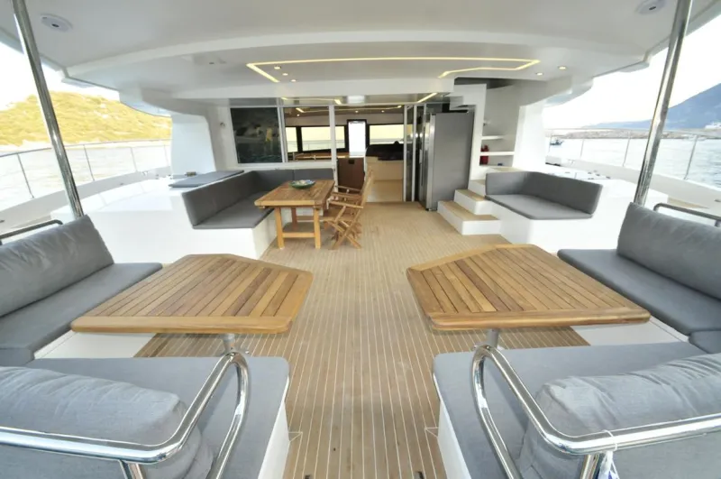  سيرينتي 64 أول يخت فاخر يعمل بدون وقود (فيديو)