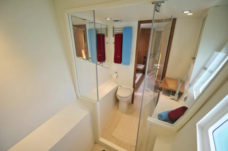  سيرينتي 64 أول يخت فاخر يعمل بدون وقود (فيديو)