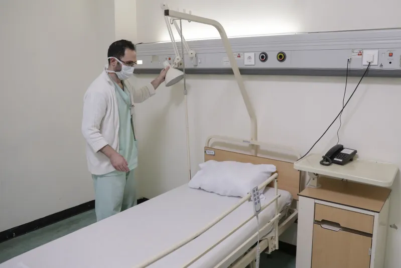 شاهد: لماذا رفض ممارس صحي معانقة ابنه الصغير؟ 