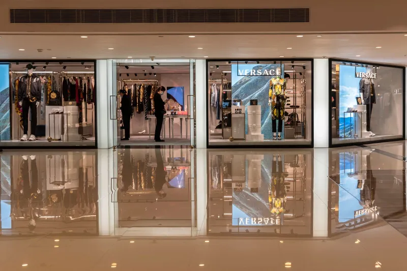 ماذا تفعل أكبر شركات الموضة والأزياء لمواجهة وباء كورونا؟ 