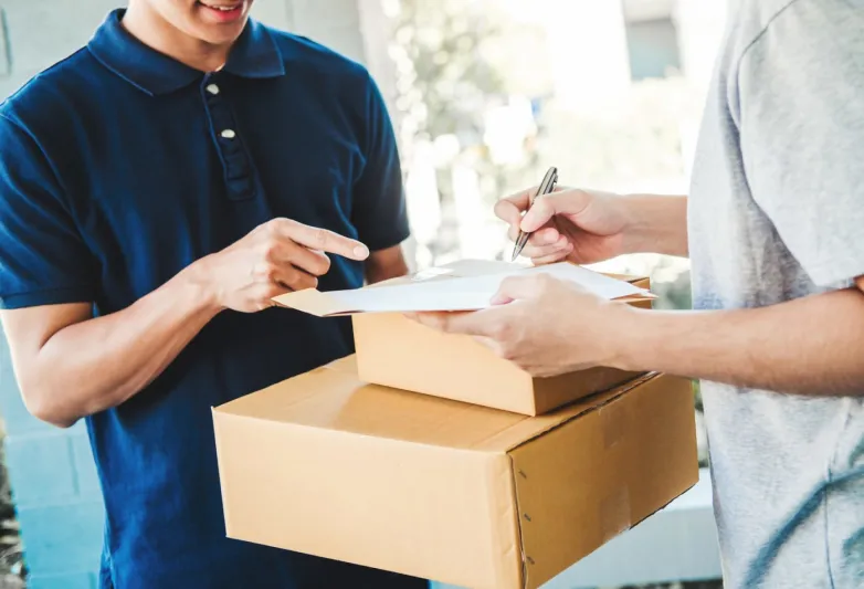 مشهد مقزز..موظف «دليفري» بأمازون يبصق على طرد قبل توصيله «فيديو»