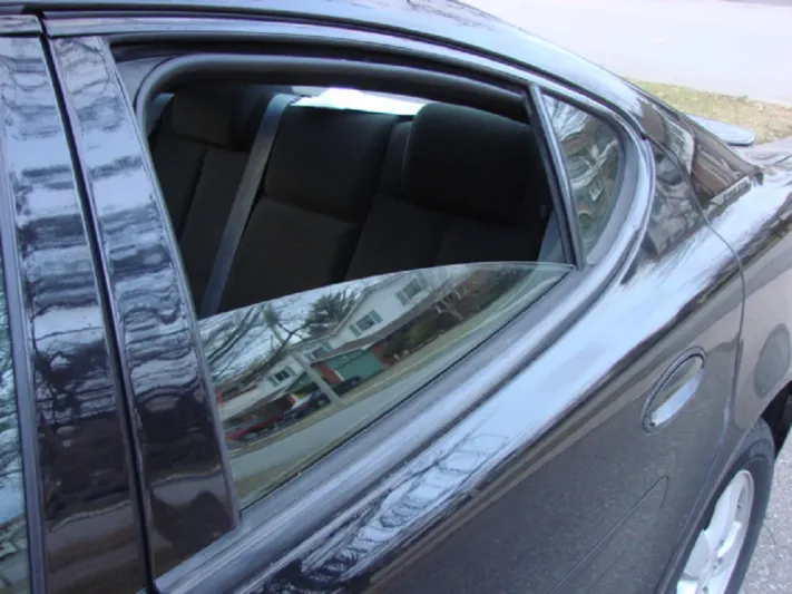 ما سر عدم انخفاض النوافذ الخلفية بالسيارات بشكل كامل؟