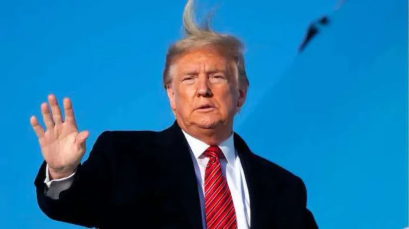 ماذا فعل ترمب عندما عبث الهواء بشعره خلال حديثه عن كورونا؟ «فيديو»