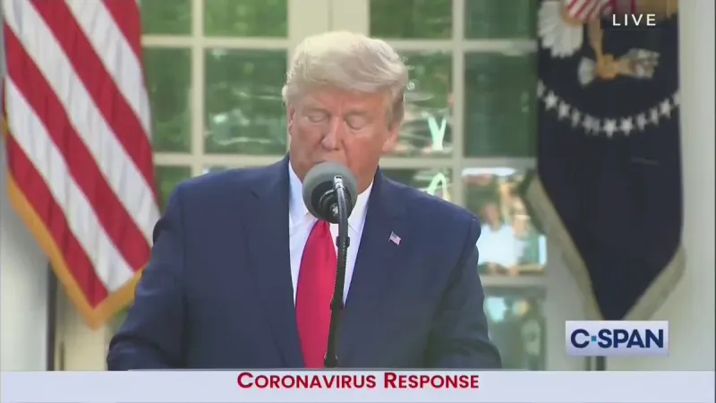 ماذا فعل ترمب عندما عبث الهواء بشعره خلال حديثه عن كورونا؟ «فيديو»