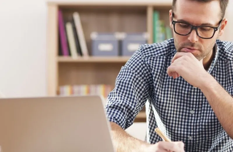 مع أزمة كورونا.. كيف يؤثر العمل من المنزل على الحالة النفسية للموظفين؟