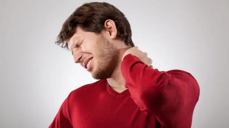 علاج آلام الرقبة.. بين الأدوية والحلول المنزلية أيهما أفضل؟