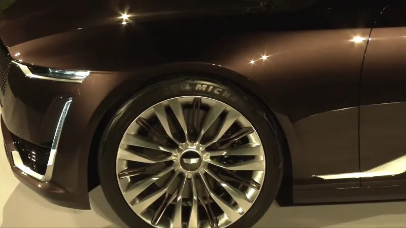 تجمع بين الفخامة والرفاهية..سيارة كهربائية جديدة من كاديلاك «فيديو»