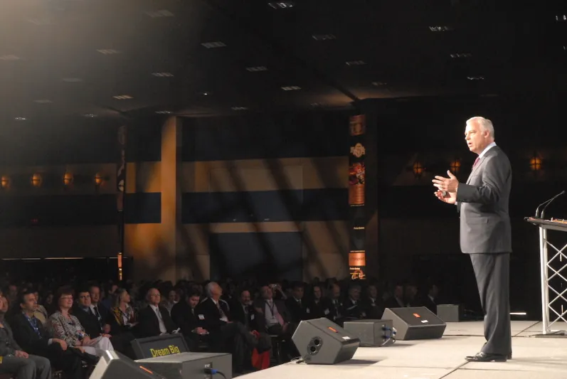 جاك كانفيلد.. الكاتب الذي حول كتابه إلى شركة ناجحة