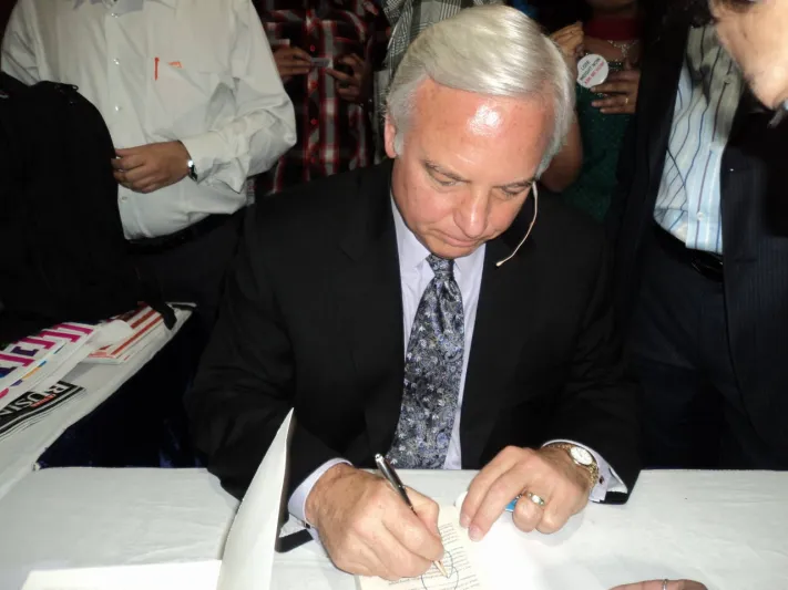 جاك كانفيلد.. الكاتب الذي حول كتابه إلى شركة ناجحة