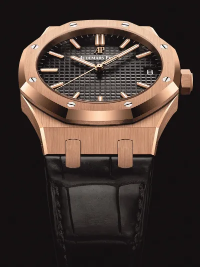 للأناقة عنوان.. 3 ساعات بديعة بلون الذهب 