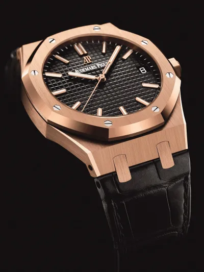 للأناقة عنوان.. 3 ساعات بديعة بلون الذهب 