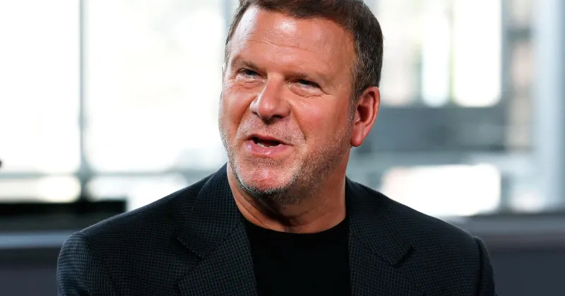 ملياردير يسرح 45 ألف من موظفيه ويبرر قراره بأنه يقدم لهم خدمة!