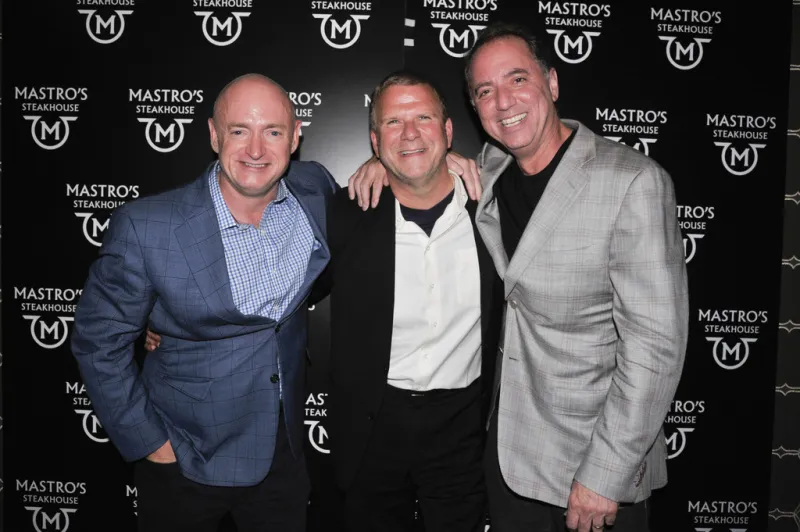 ملياردير يسرح 45 ألف من موظفيه ويبرر قراره بأنه يقدم لهم خدمة!