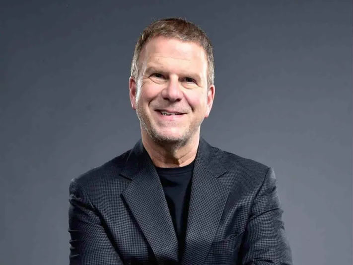 ملياردير يسرح 45 ألف من موظفيه ويبرر قراره بأنه يقدم لهم خدمة!