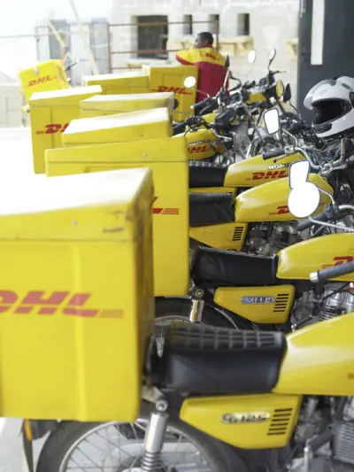 الرئيس التنفيذي لشركة "دي إتش ال": سلامة موظفينا على قمة أولوياتنا وأسلوبي في الإدارة.. القدوة الحسنة  