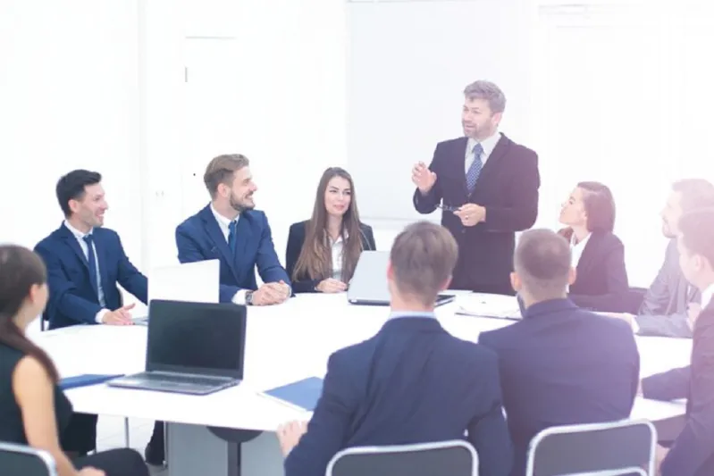 كيف تتحول من شخص يتجاهله الجميع إلى مؤثر ومسموع؟