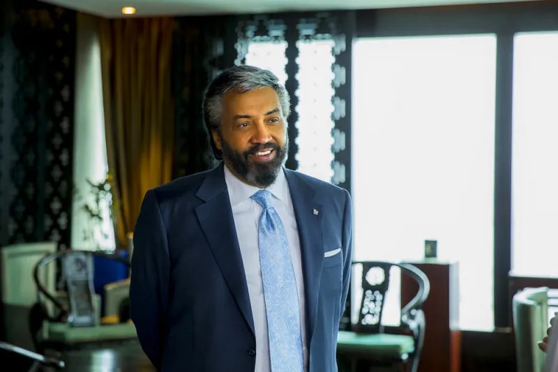 الرئيس التنفيذي لشركة "دي إتش ال": سلامة موظفينا على قمة أولوياتنا وأسلوبي في الإدارة.. القدوة الحسنة  