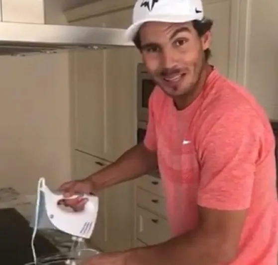  نادال يكتشف مهاراته في الطهي خلال الحجر الصحي ويحضّر كعكة! (فيديو)