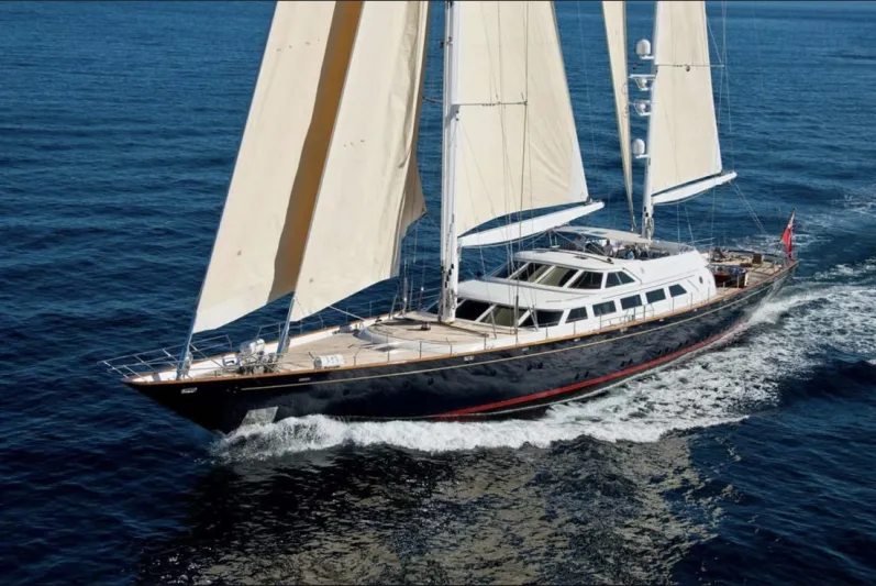 «مورنينج جلوري» يخت شراعي بلمسات كلاسيكية فاخرة (فيديو)