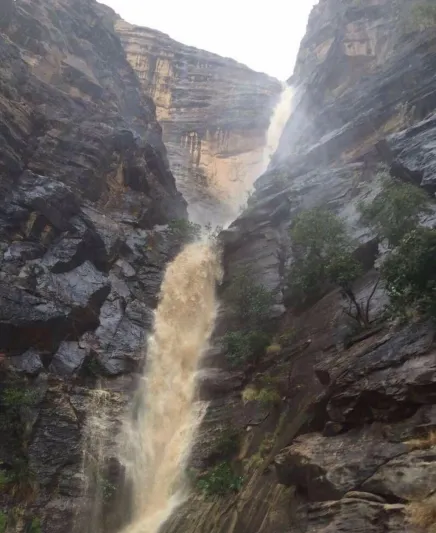 مشهد مهيب لتساقط شلال من أعالي جبال القهر بجازان «فيديو»