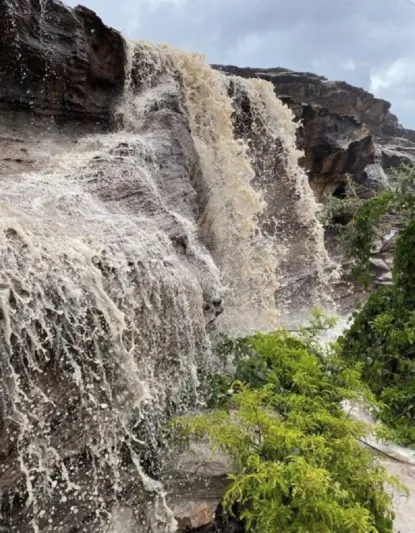 مشهد مهيب لتساقط شلال من أعالي جبال القهر بجازان «فيديو»