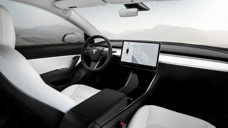 ما سر وجود كاميرا مواجهة للركاب في سيارات تيسلا؟ إيلون ماسك يجيب (فيديو)