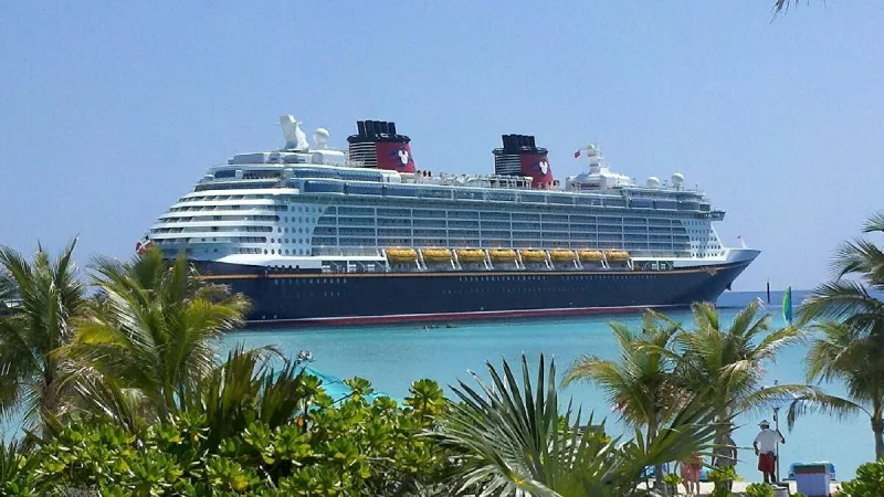 بعد رحلة عصيبة بسبب كورونا..عودة آخر سفينة سياحية إلى موطنها