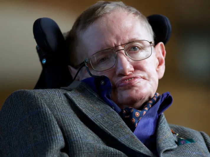 كيف ساعد «ستيفن هوكينج» مرضى كورونا بعد وفاته؟