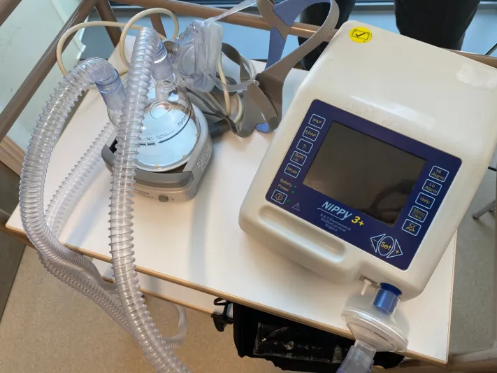 كيف ساعد «ستيفن هوكينج» مرضى كورونا بعد وفاته؟