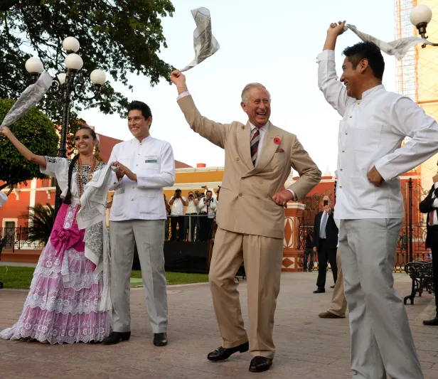 رغم كورونا ..ولى عهد بريطانيا يحتفل بيوم الرقص العالمي (صور)