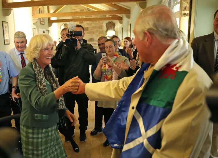 رغم كورونا ..ولى عهد بريطانيا يحتفل بيوم الرقص العالمي (صور)