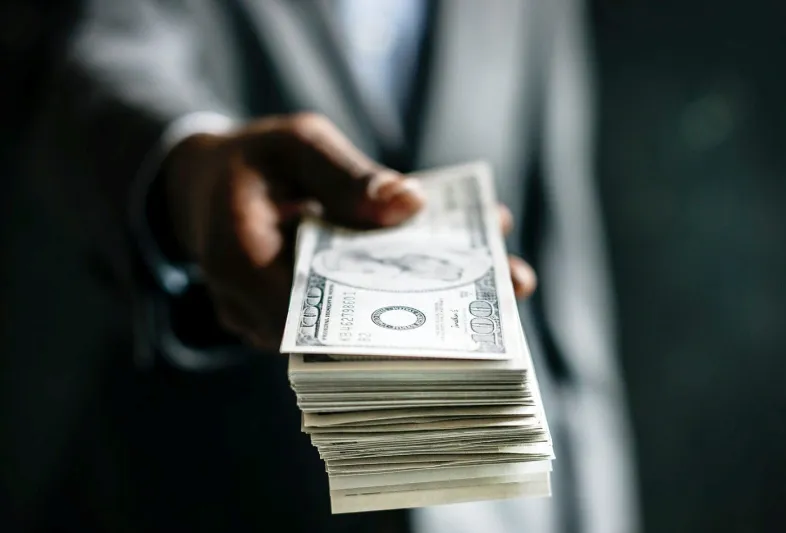 كورونا تدفع مديرًا لمكافأة موظفيه بـ1.6 مليون دولار!(فيديو)