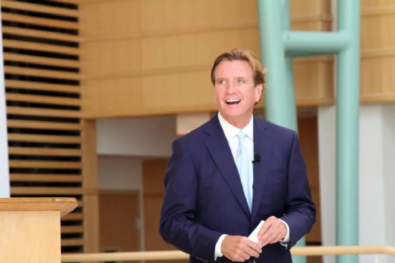 كورونا تدفع مديرًا لمكافأة موظفيه بـ1.6 مليون دولار!(فيديو)