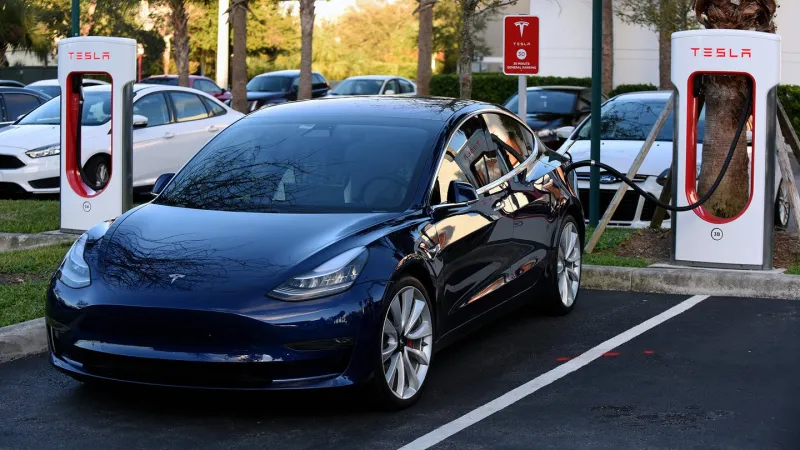 تستمر لـ 1.6 مليون كيلو !..تيسلا تبتكر بطارية ثورية وتحصد براءة اختراع