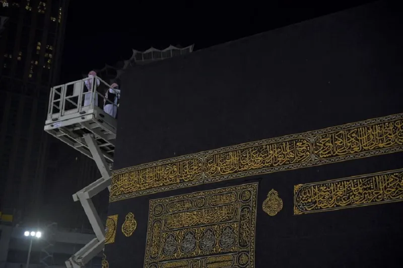 شاهد كيف تجرى أعمال صيانة ثوب الكعبة المشرفة «فيديو»