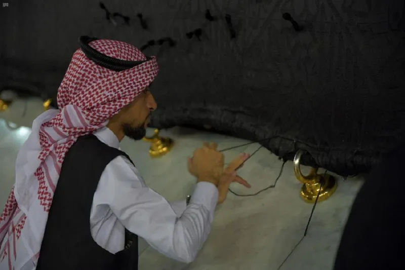شاهد كيف تجرى أعمال صيانة ثوب الكعبة المشرفة «فيديو»