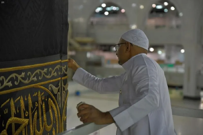 شاهد كيف تجرى أعمال صيانة ثوب الكعبة المشرفة «فيديو»