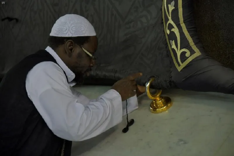 شاهد كيف تجرى أعمال صيانة ثوب الكعبة المشرفة «فيديو»