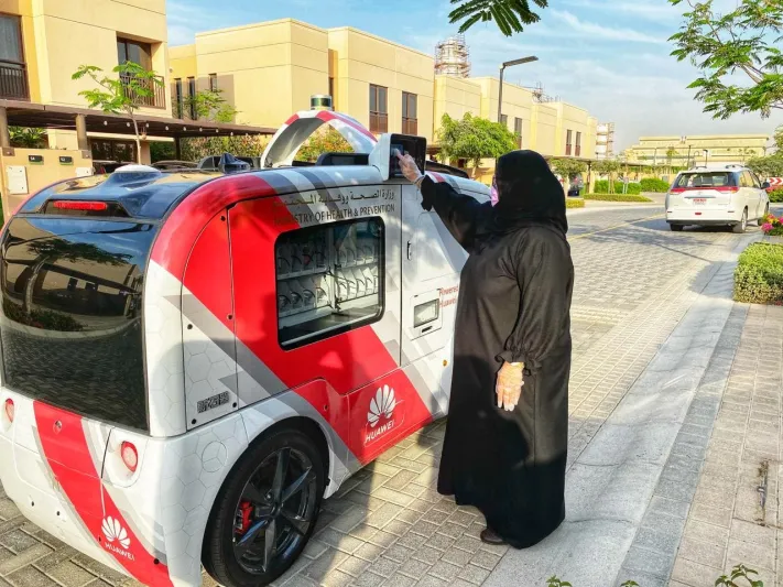 سيارة ذاتية القيادة.. ابتكار جديد لتوزيع الكمامات في الإمارات