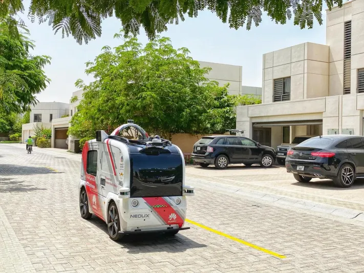 سيارة ذاتية القيادة.. ابتكار جديد لتوزيع الكمامات في الإمارات