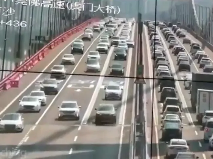 مشاهد صادمة..جسر معلق يتمايل أثناء عبور السيارات! (فيديو)