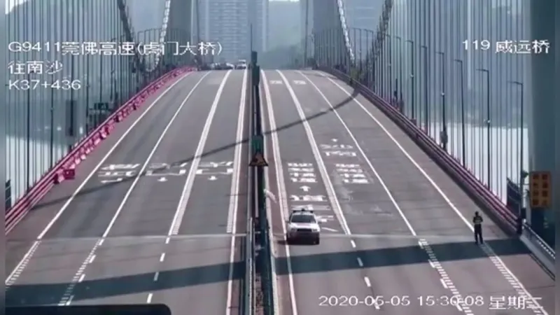 مشاهد صادمة..جسر معلق يتمايل أثناء عبور السيارات! (فيديو)